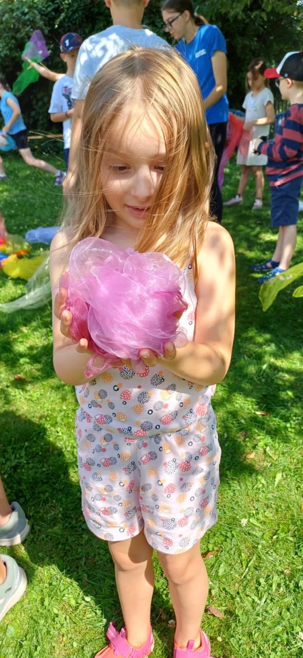 Kind spielt mit Zaubertuch