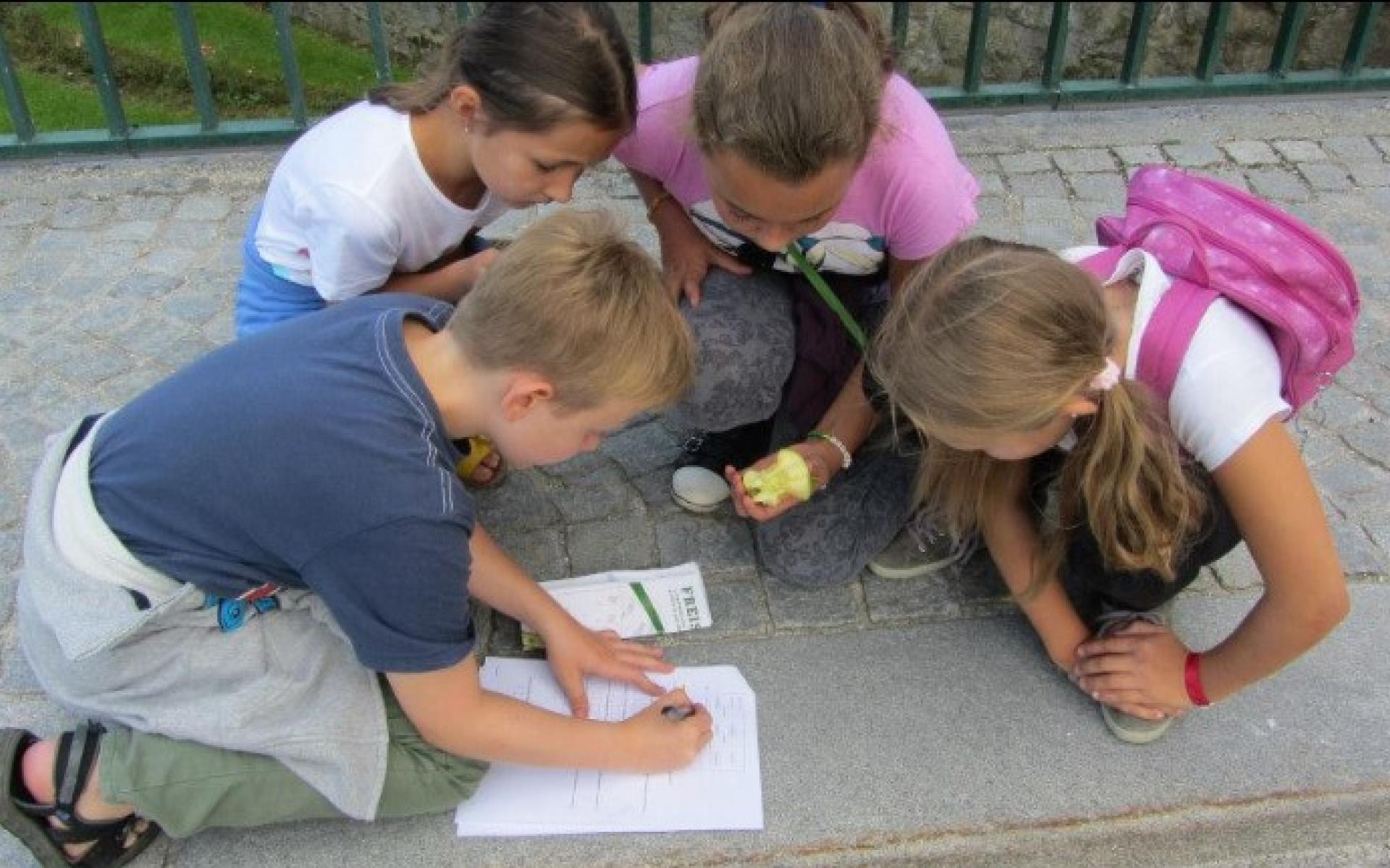 Kinder bei Rätselrallye