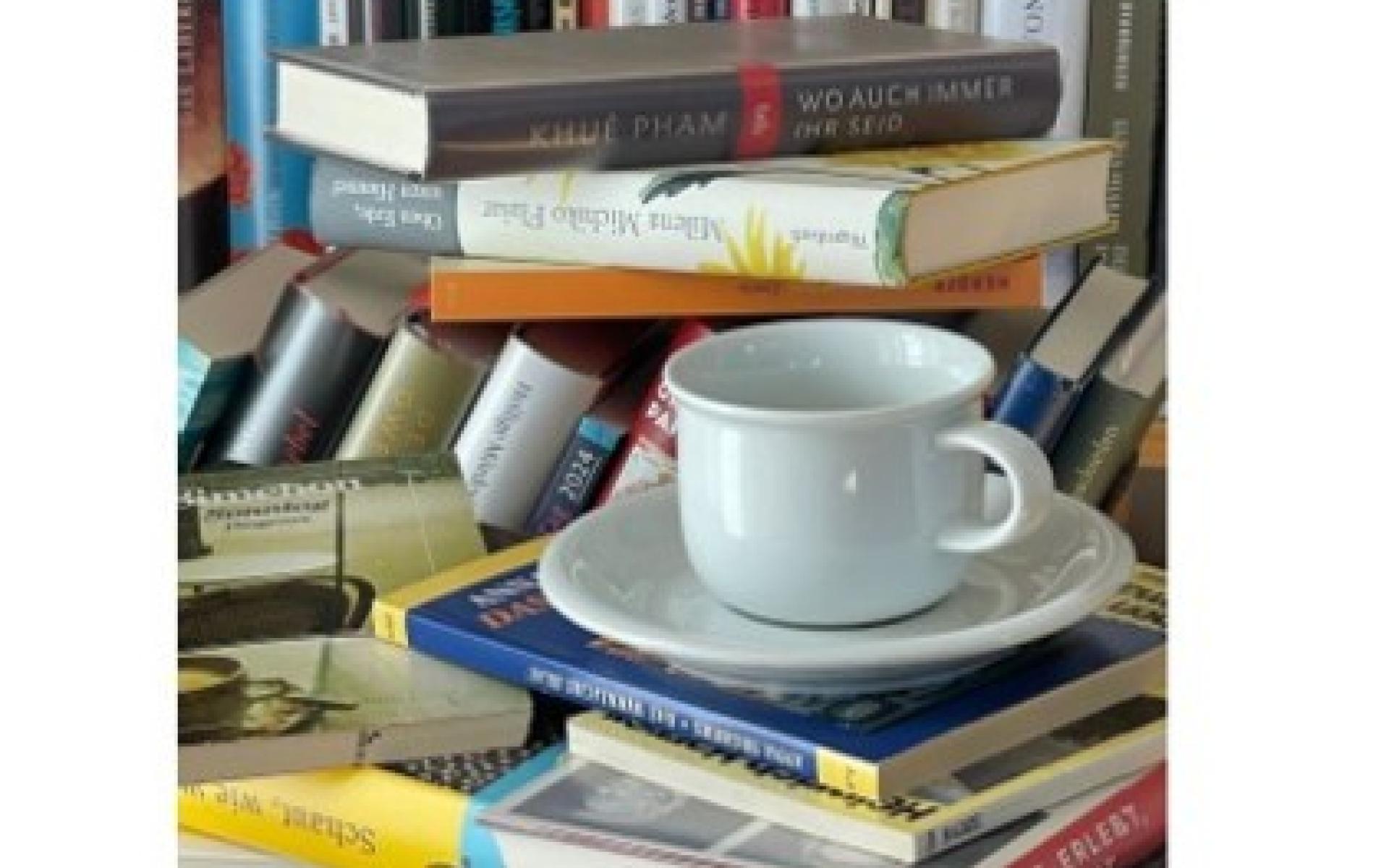 Bücher und Kaffeetasse