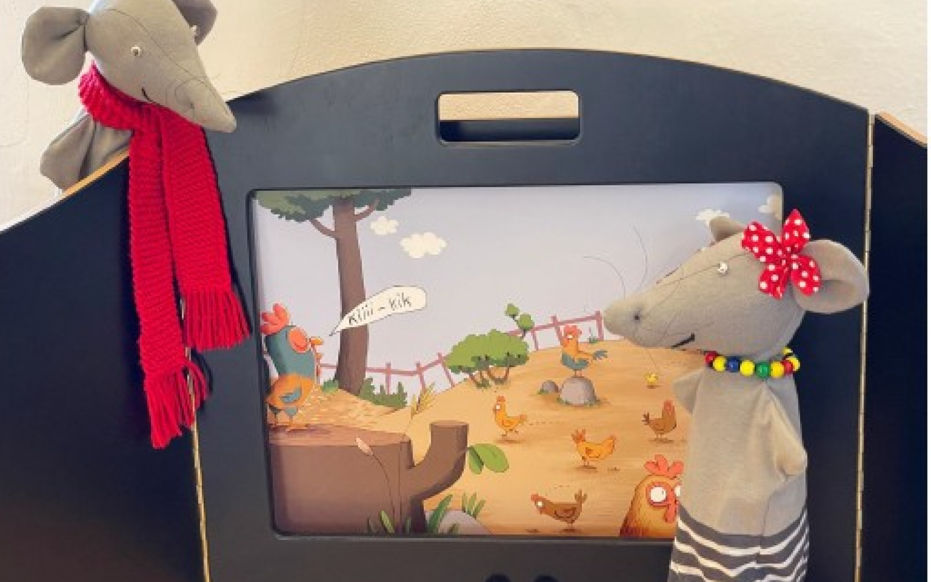 zwei Handpuppen vor Bühne