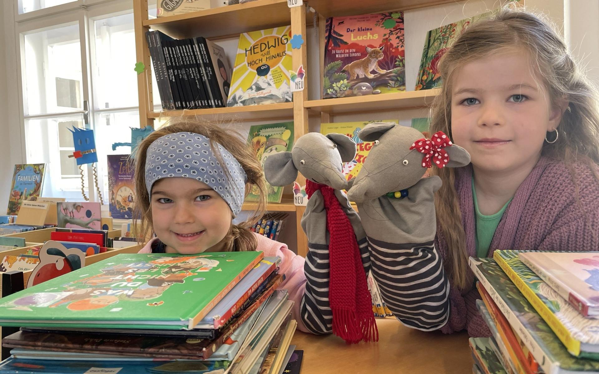 zwei Handpuppen mit Kindern