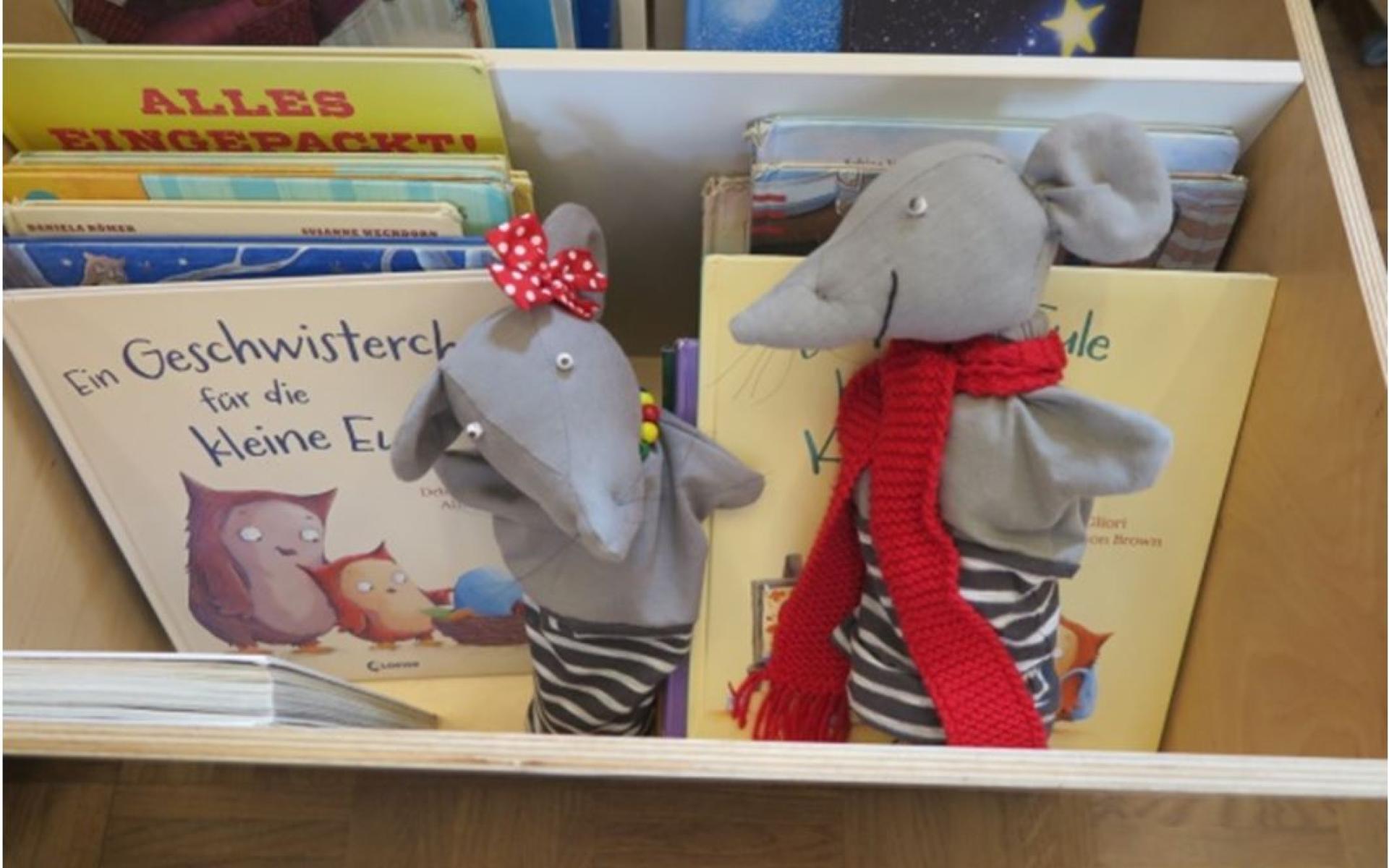 Zwei Kinder lesen ein Buch!