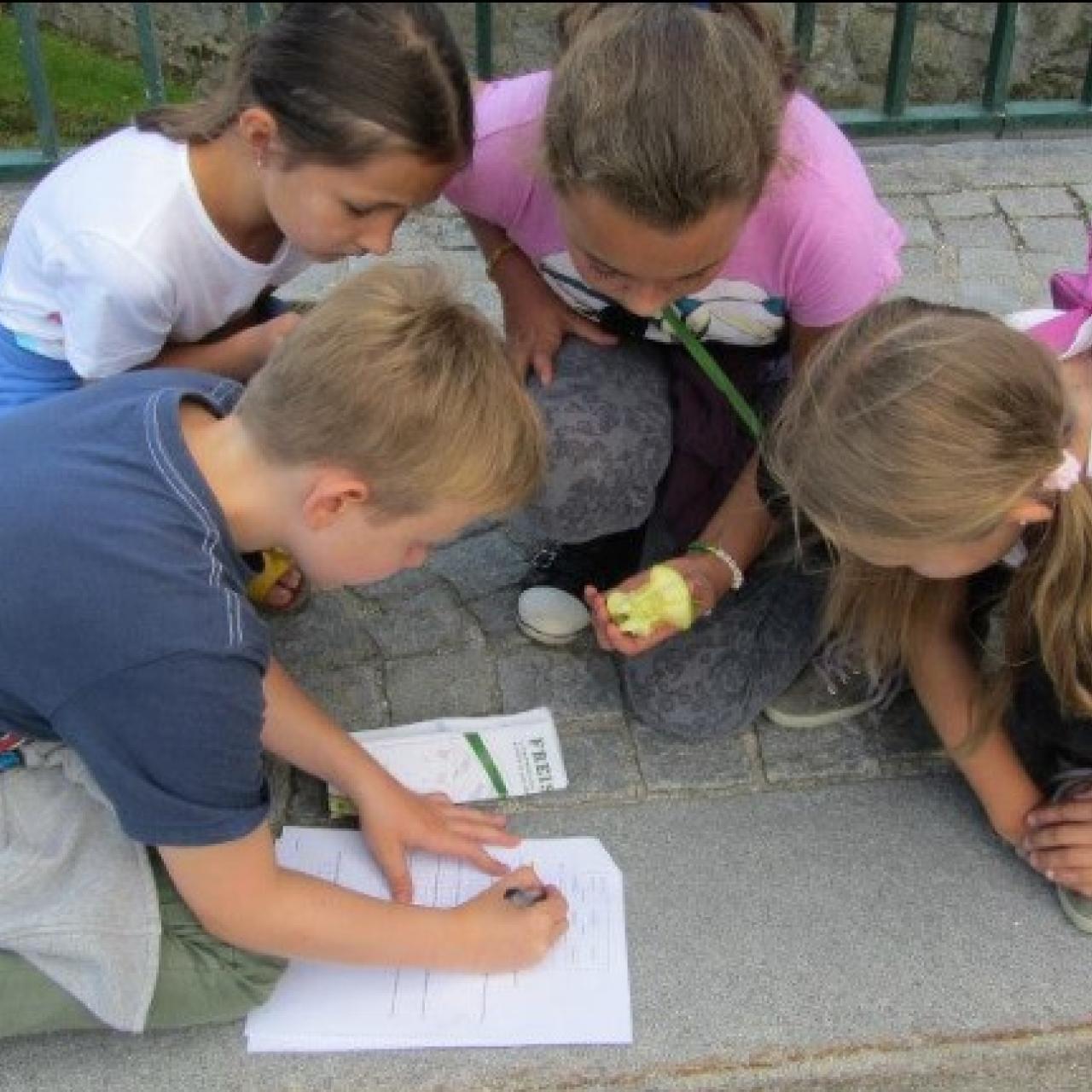 Kinder bei Rätselrallye