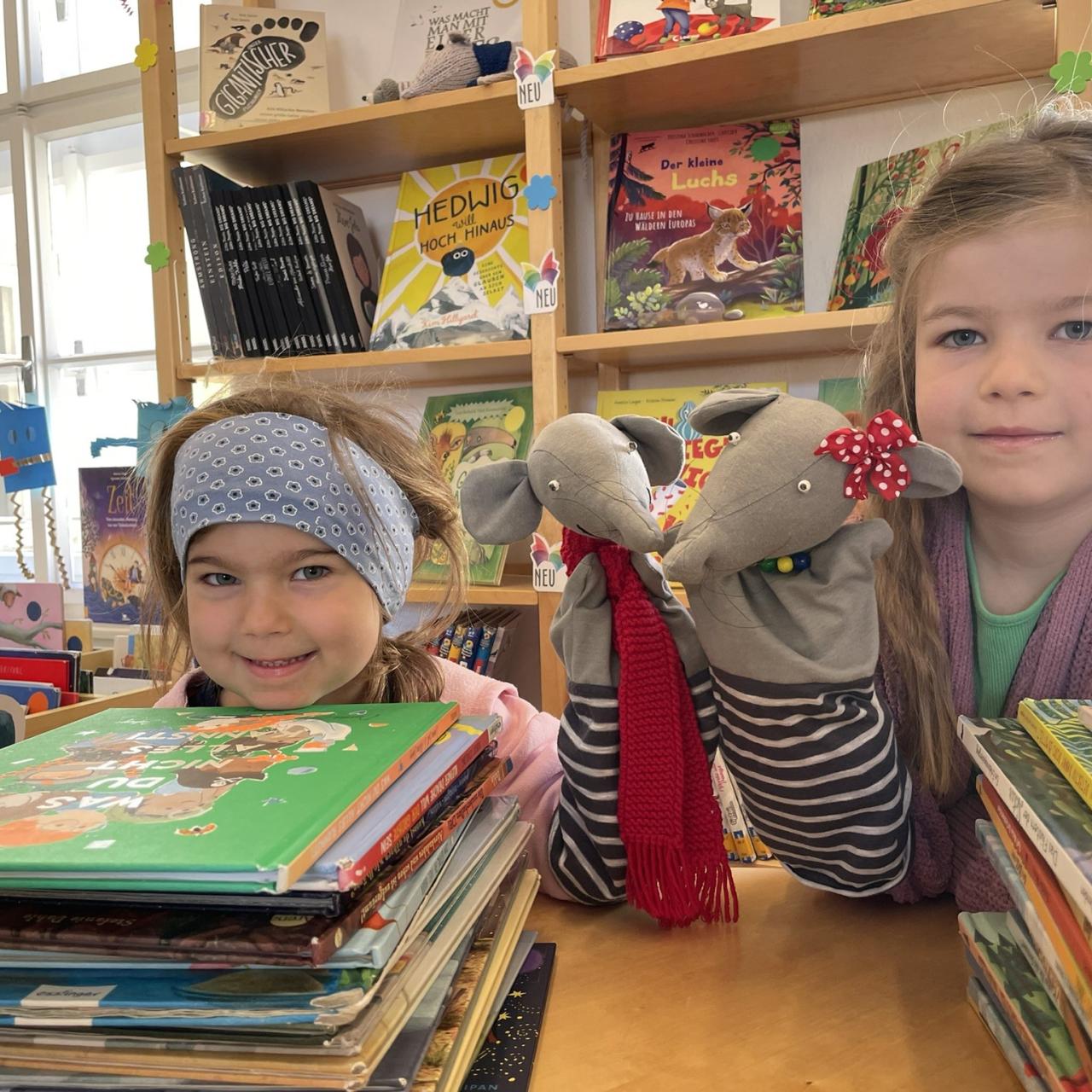 zwei Handpuppen mit Kindern