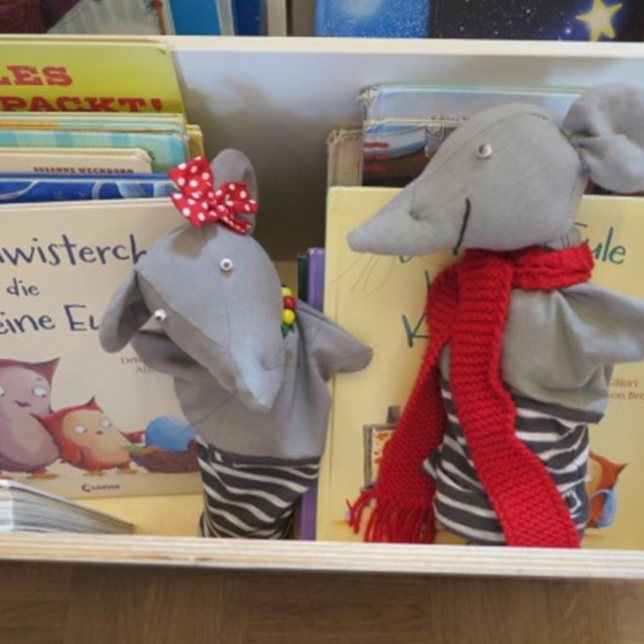 Zwei Kinder lesen ein Buch!