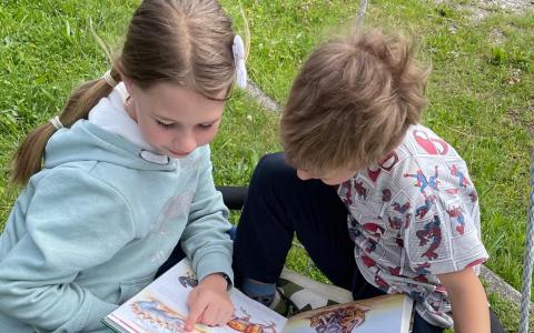 Zwei Kinder lesen ein Buch!